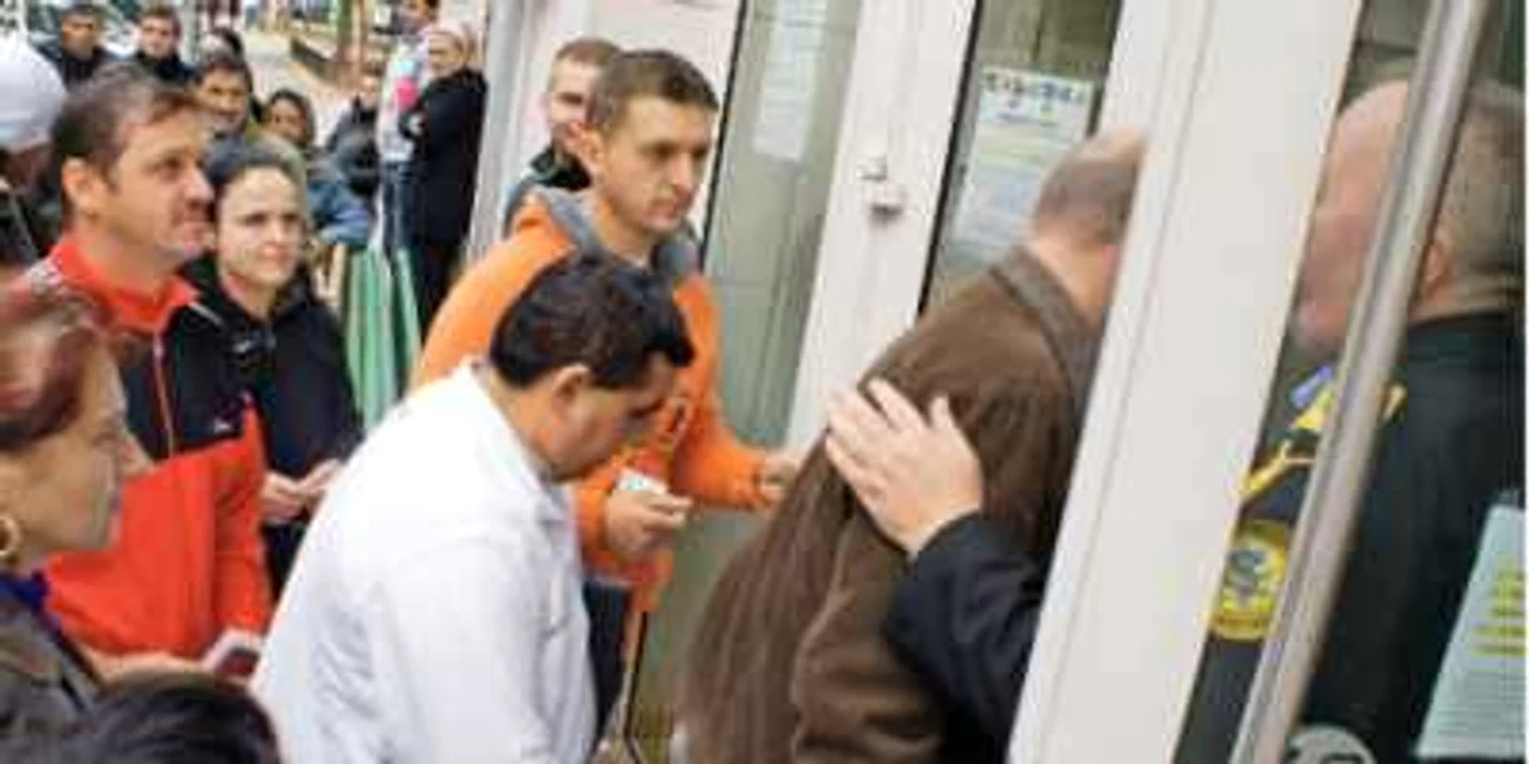 La sediul consulatului de la Castellon, cozile ajung până în stradă 
