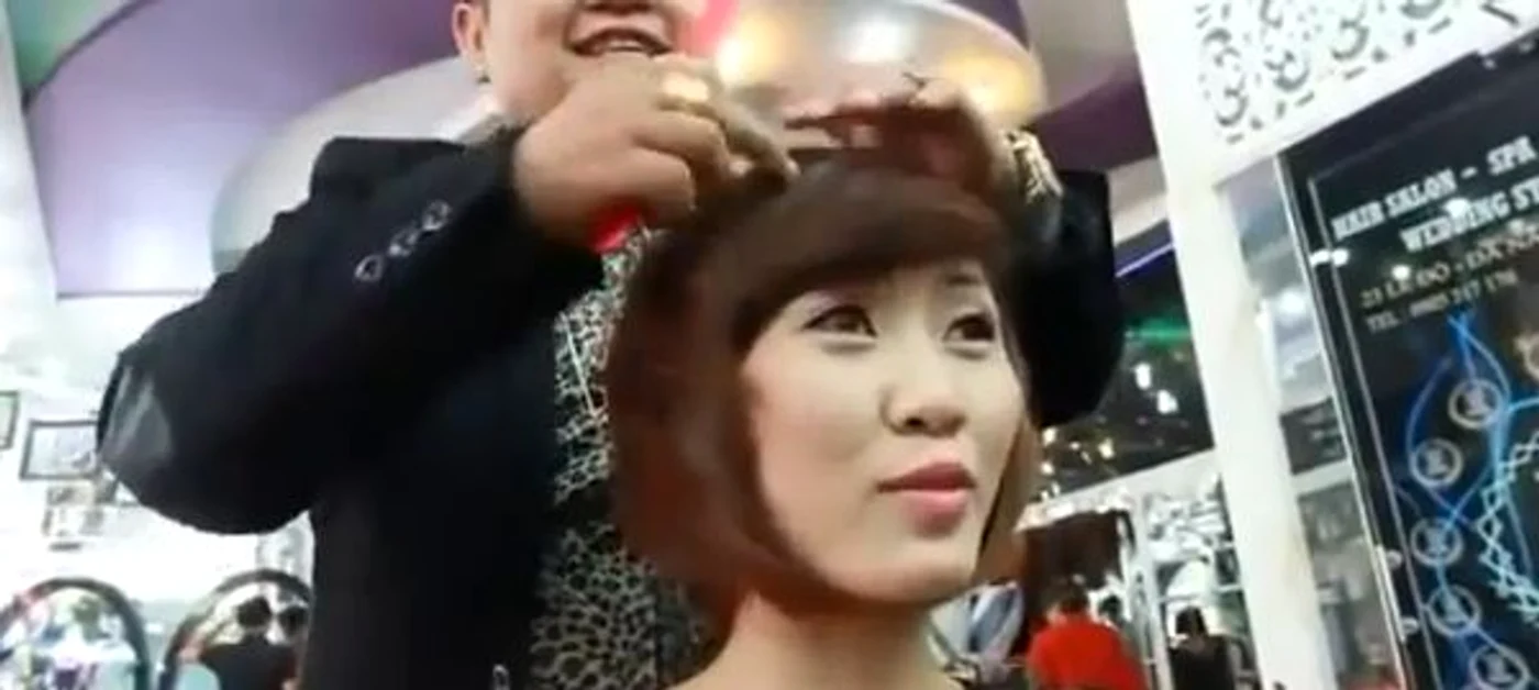 Vietnamezul creează freza clientei sale cu ajutorul unei săbii adevărateFoto: Captură Youtube