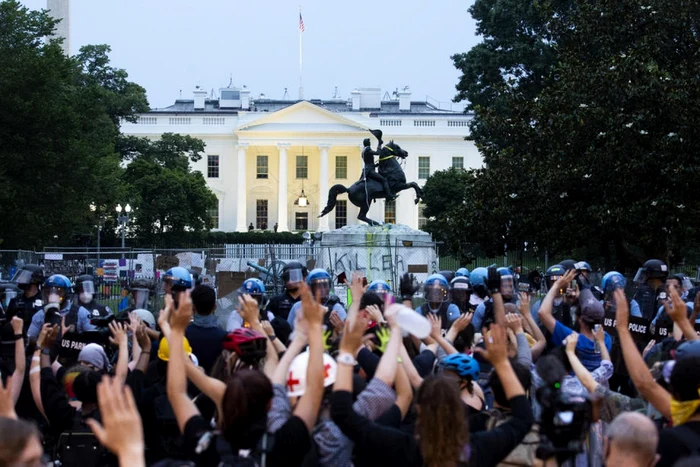 Protest în faţa statuii lui Andrew Jackson FOTO EPA-EFE