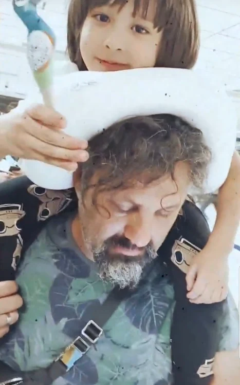 Regizorul Radu Dragomir, soțul Danei Rogoz, și fiul lor, Vlad