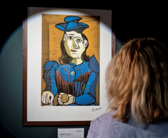 Pictură de Picasso admirată de un vizitator