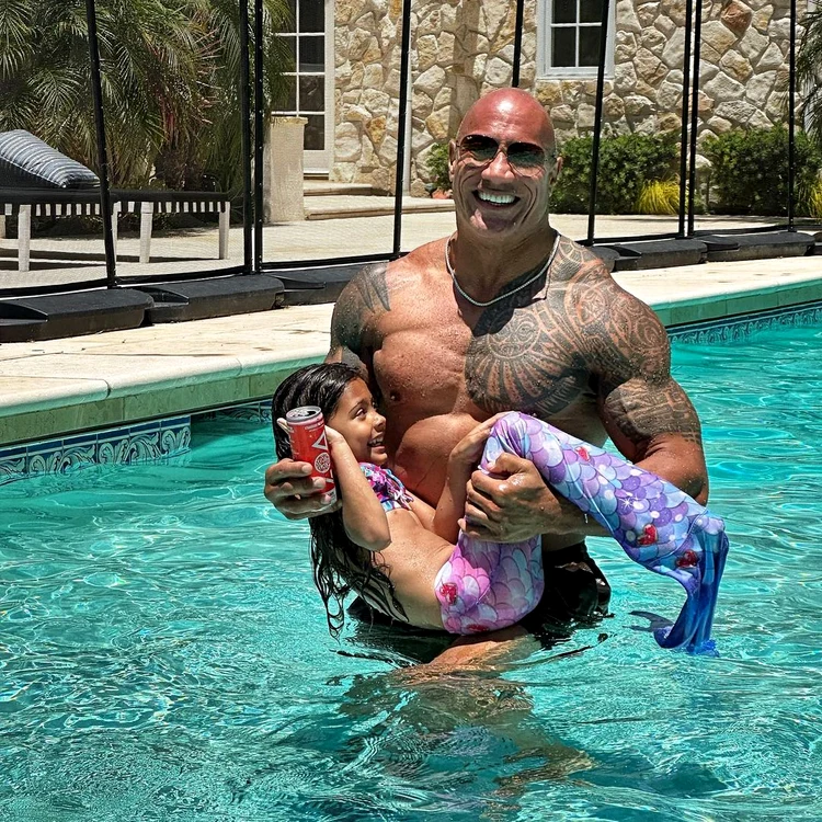 The Rock, în piscină cu fiica lui