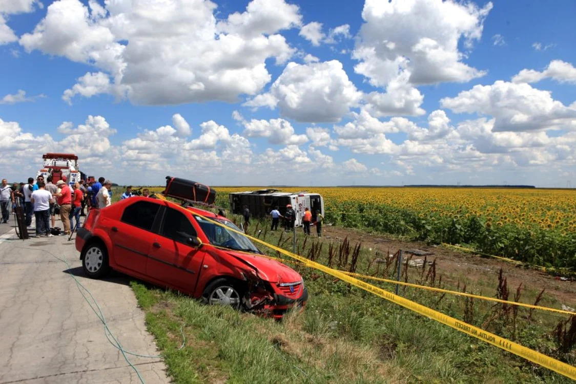 Loganul era condus de o femeie care a vrut să depăşească autocarul FOTO Roberto Salceanu