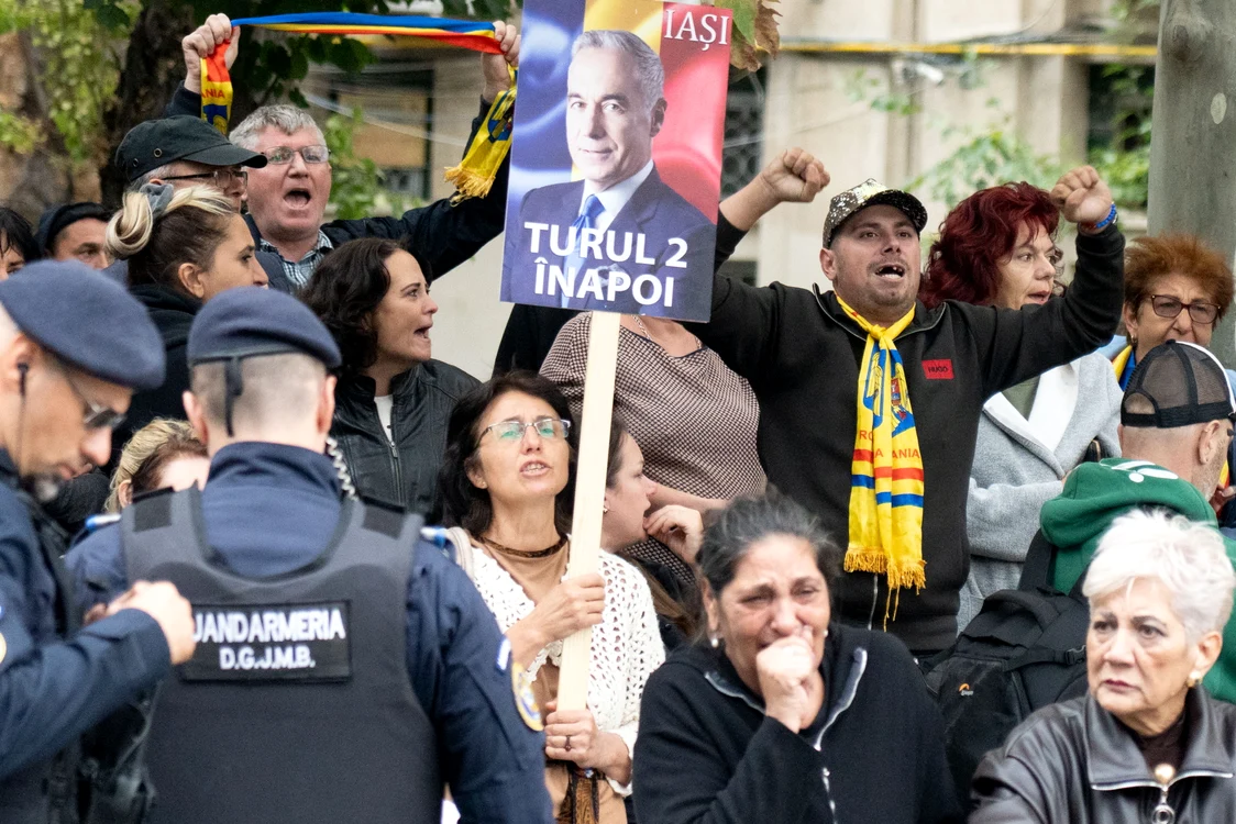 Susținători ai lui Călin Georgescu în fața Arestului Central