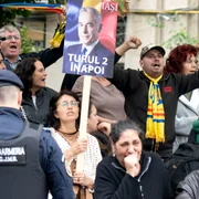 Susținători ai lui Călin Georgescu în fata Arestului Central al Politiei Capitalei