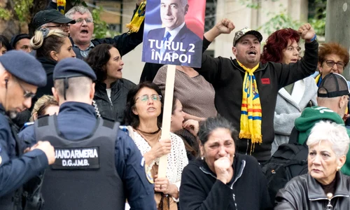 Susținători ai lui Călin Georgescu în fata Arestului Central al Politiei Capitalei