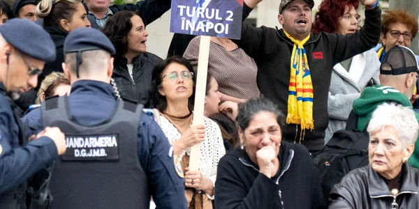 Susținători ai lui Călin Georgescu în fata Arestului Central al Politiei Capitalei