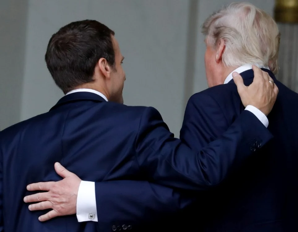 Vremurile în care Trump și Macron își vorbeau ca doi amici au rămas în urmă. FOTO: AFP