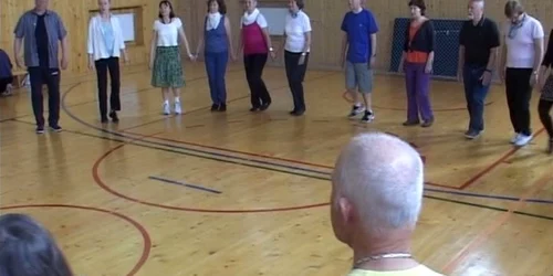 VIDEO Zeci de străini învaţă dansuri populare la Râmnicu Vâlcea