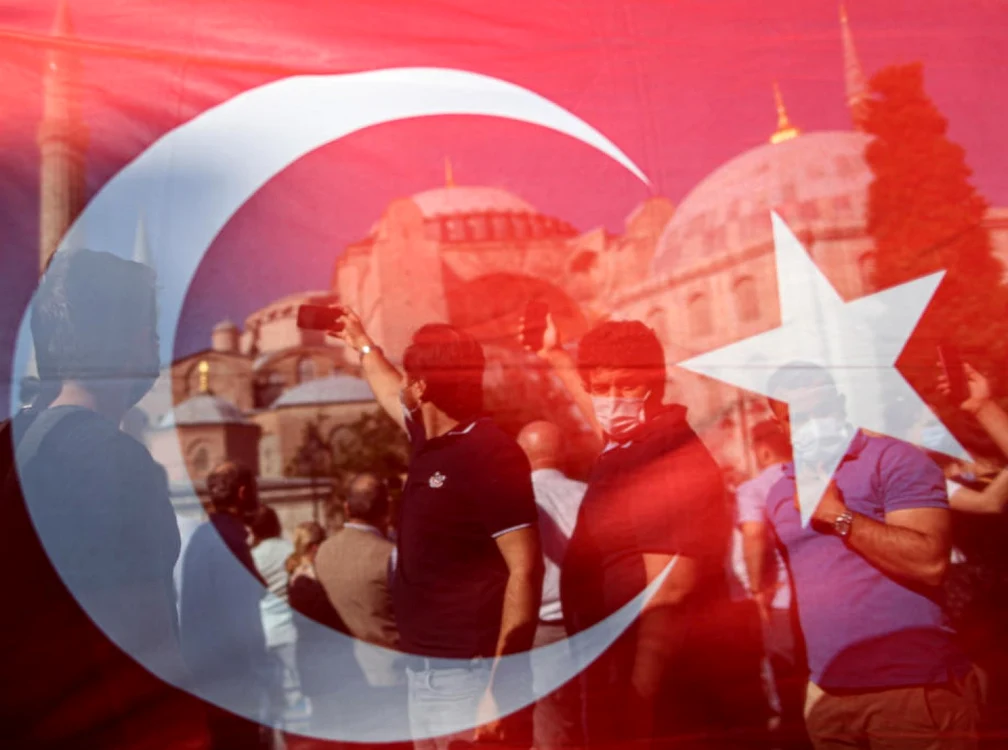 Manifestaţie de bucurie în faţa  bazilicii Sfânta Sofia din Istanbul, după anunţarea deciziei prin care monumentul va redeveni moschee Foto EPA EFE