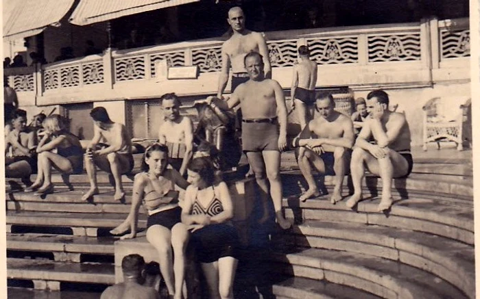 La piscină în București, anii interbelici. Sursa: Delcampe.net