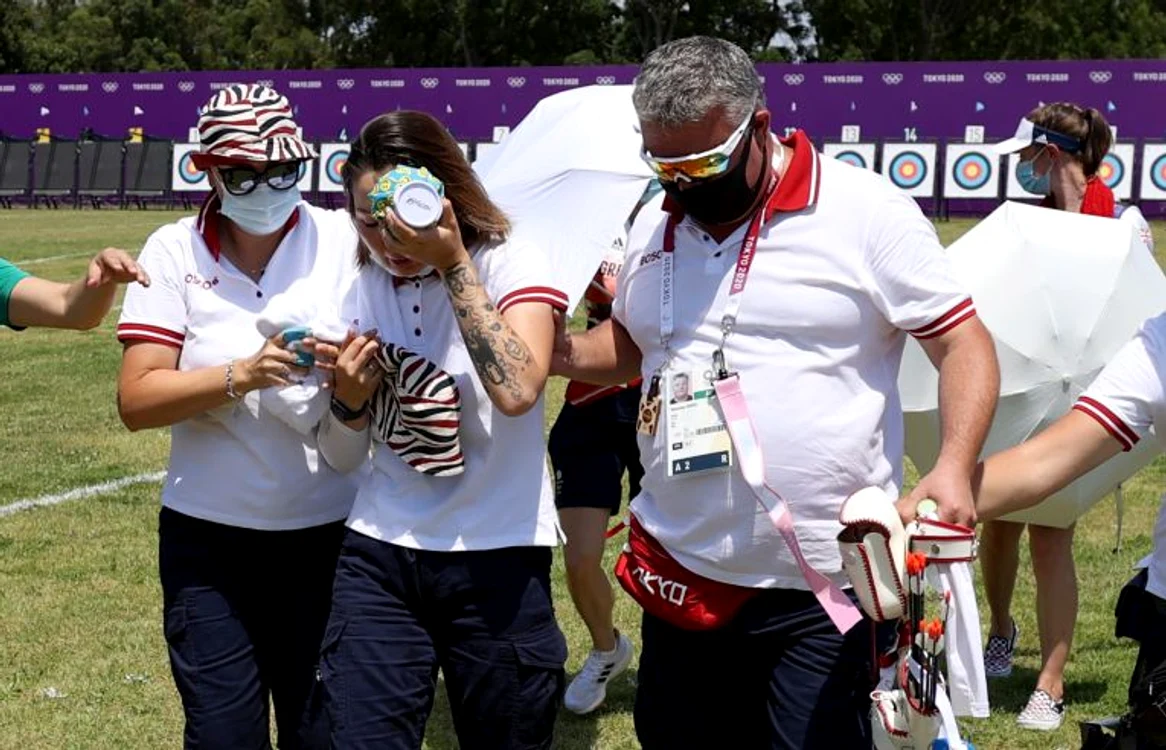 
    Gomboeva a fost scoasă pe brațe afară din arenăFoto: Guliver/ GettyImages  