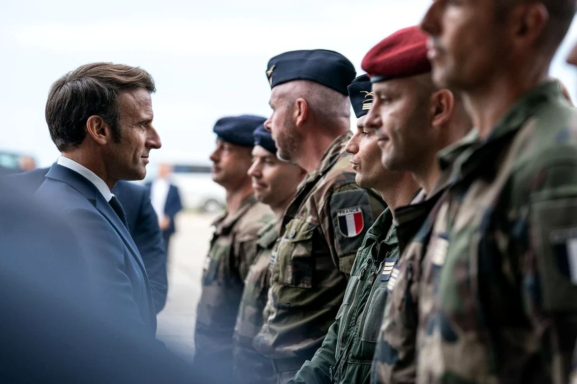 Emmanuel Macron la baza militara Mihail Kogalniceanu Klaus Iohannis cort popota soldati (1) jpg