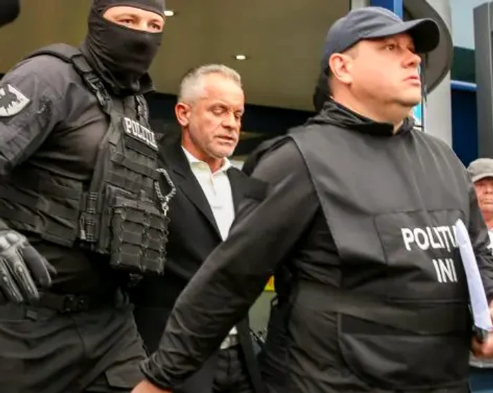 Vladimir Plahotniuc a fost escortat de mascați în instanță. FOTO: Ipn.md