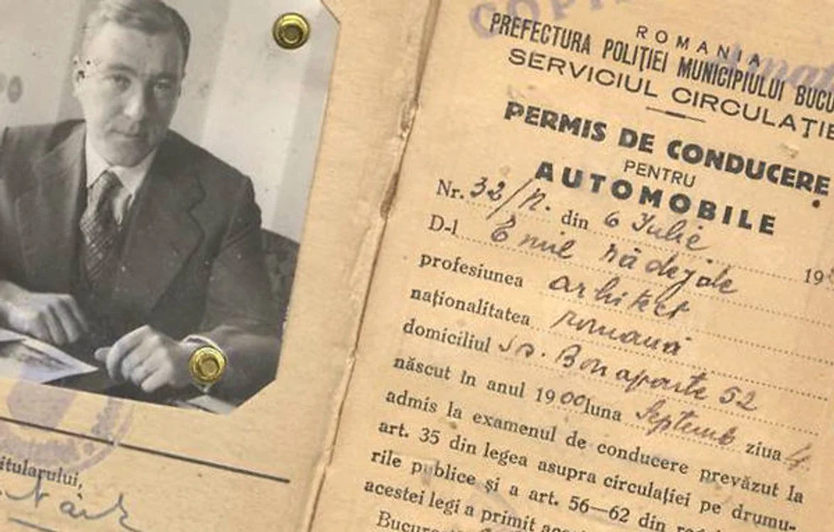 În România, primele examene au fost organizate în 1907, rezultat al creşterii numărului de autovehicule de pe străzi