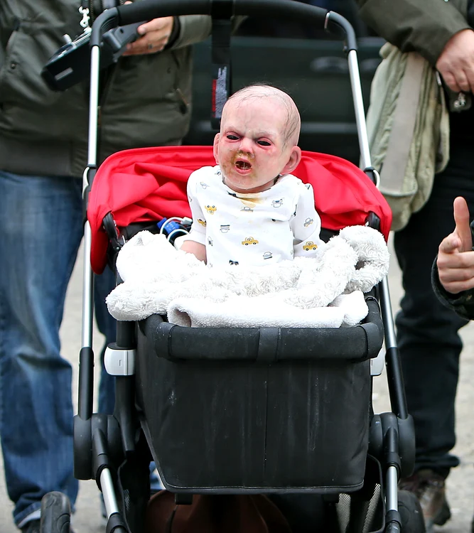 Bebelusul se afla într-un cărucioc cu telecomandă (Foto: Splash)