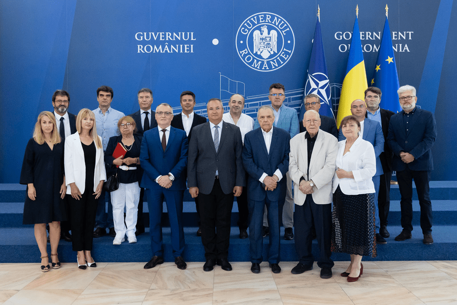 Ciucă anunță un nou program: O carte pe an pentru fiecare elev