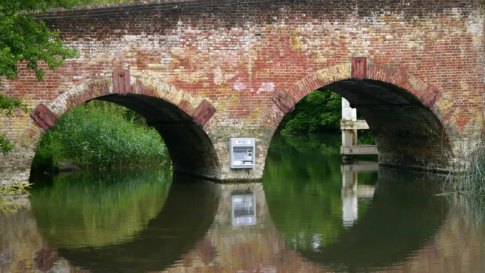 Apariție bizară pe un pod din Anglia FOTO BBC