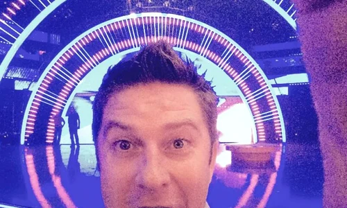 Pavel Bartos şi a făcut un selfie cu noul decor de la "Românii au talent" jpeg