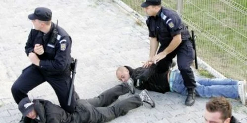 Scandalagiii au fost calmaţi de jandarmi şi cu amenzi