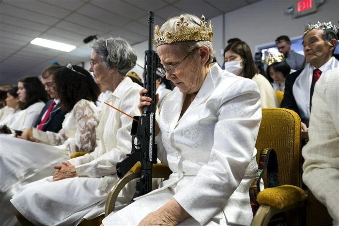 Ceremonia „binecuvântării armelor” în biserică, în Newfoundland, oraș din Pennsylvania Foto EPA EFE