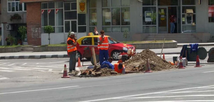 Muncitori descoperiţi lucrând la negru (Foto Arhiva)