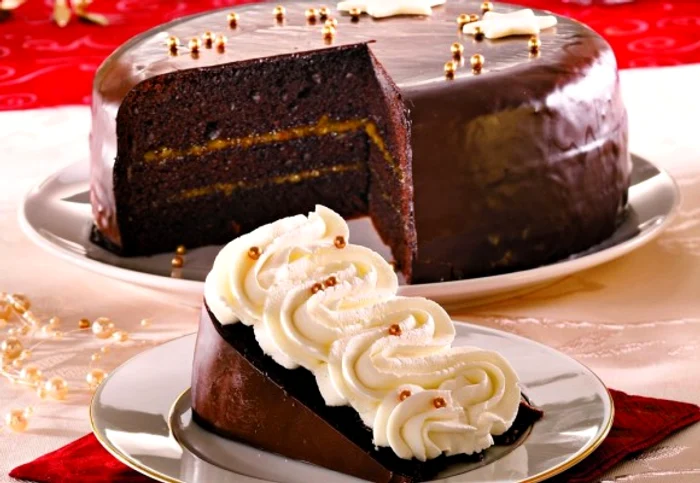 Un tort de ciocolata va fi mereu punctul de atractie al unei mese copioaseclickpoftabuna.ro