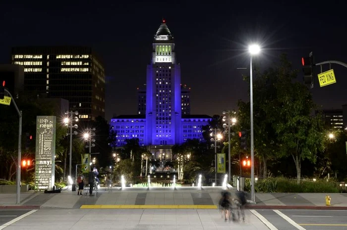 Imagine nocturnă cu centrul orașului Los Angeles