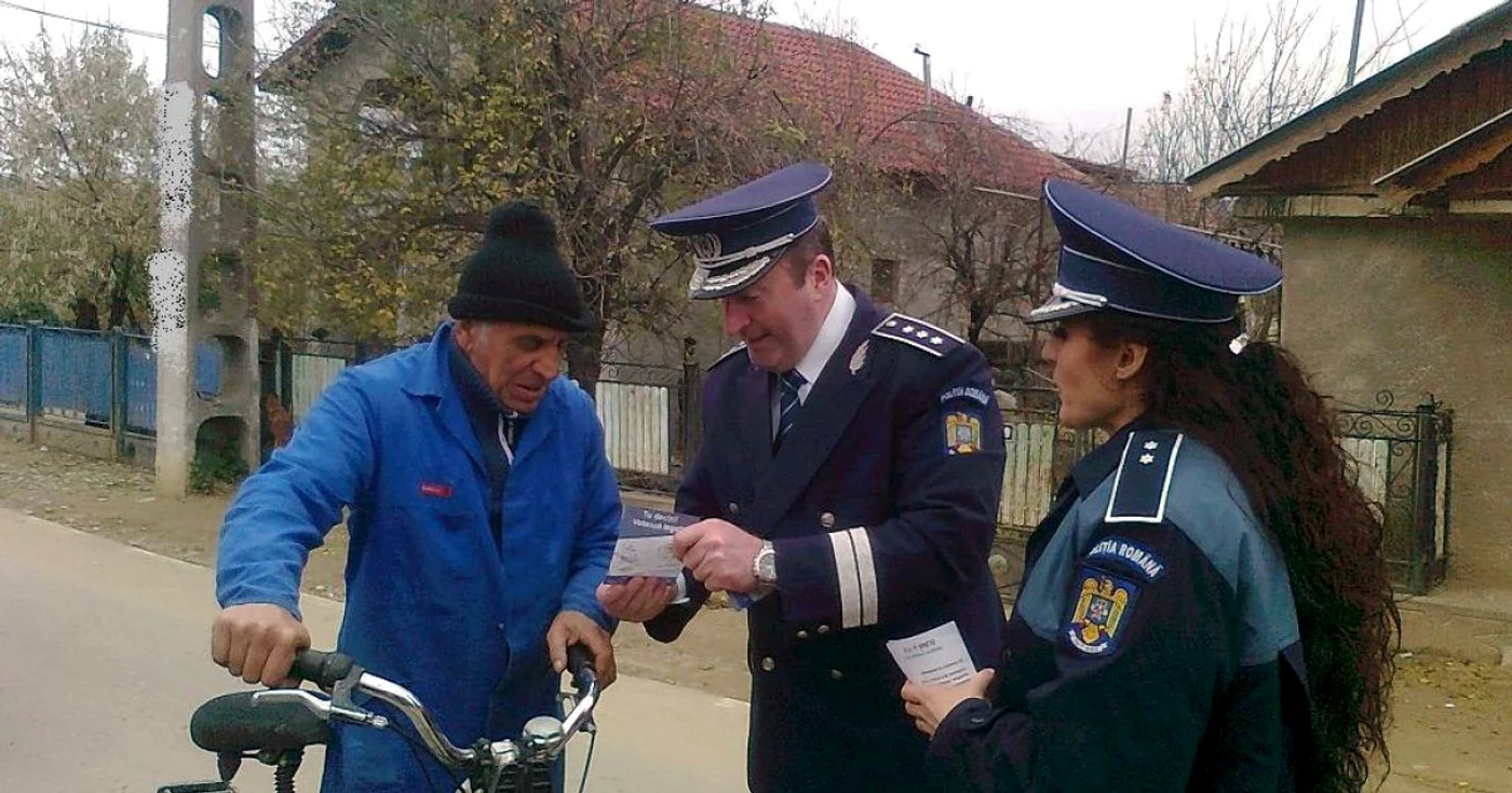 Poliţiştii buzoieni au stat de vorbă cu oamenii                                                          FOTO: Iulian Bunilă