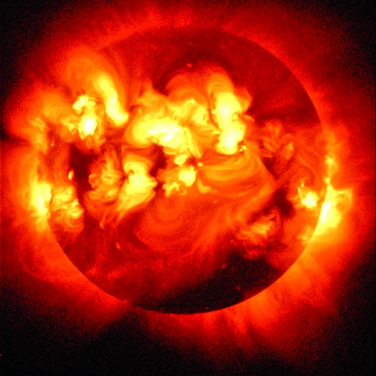 
    Experţii în astronomie atrag atenţia că, peste 3 ani, viaţa oamenilor va fi afectată grav de exploziile solare.  