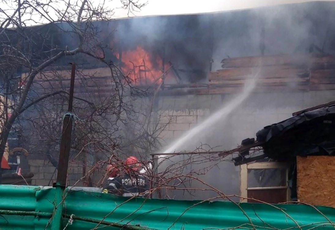 Operaţiunea pompierilor este în curs de desfăşurare. FOTO: Observator