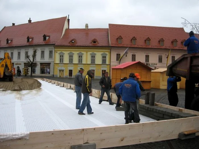 Amenajarea patinoarului a început miercuri dimineaţă