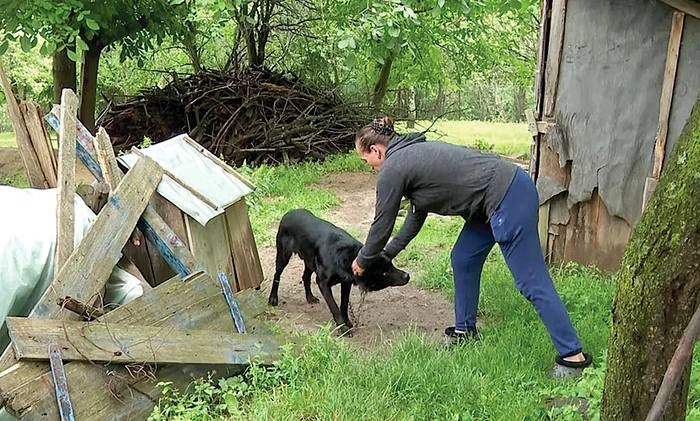 Genica Şenchean  şi bravul căţel Ursulică. Foto: Iulian Bunilă