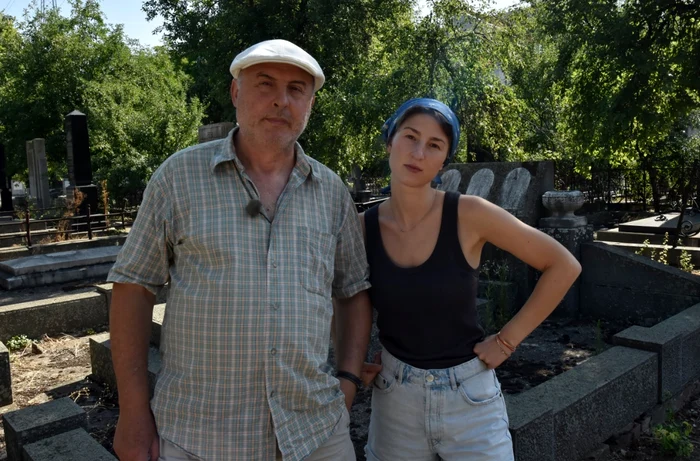 Andrei și Nina în cimitirul Evreiesc din Timișoara FOTO Ștefan Both