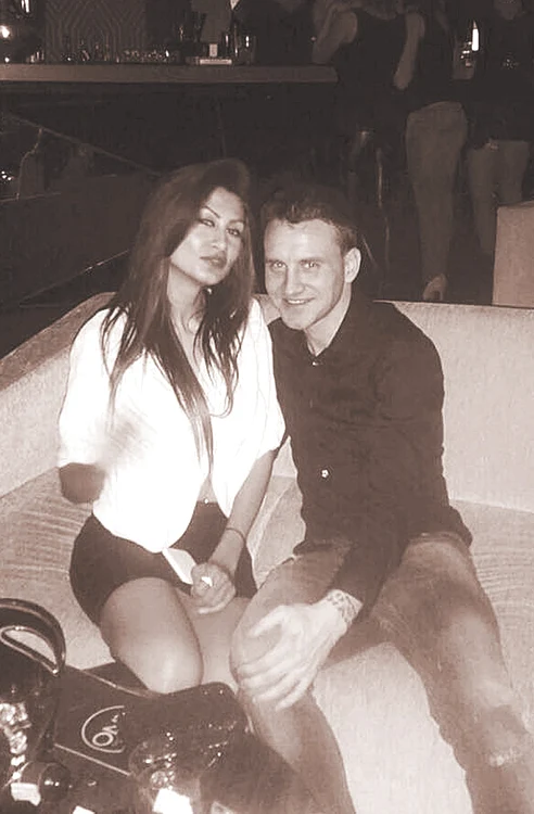 
    De câteva săptămâni, Nicolae Mitea iubeşte din nou, iar cea care l-a pus cu botul pe labe este o şatenă sexy, în vârstă de 28 de ani, naturală din cap până-n picioare, pe numele său Irina Boarţă. Fostul fotbalist n- a stat prea mult pe gânduri şi, ca o pr  