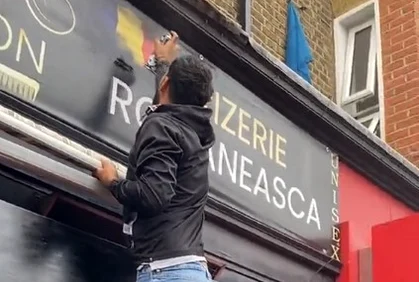 Proprietarul unei frizerii din Londra a șters drapelul României Foto: captura video