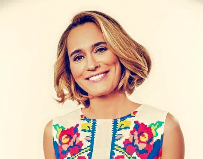 
    Andreea Esca, în urmă cu 25 de ani, pe când termina liceulFoto: Arhiva personală  