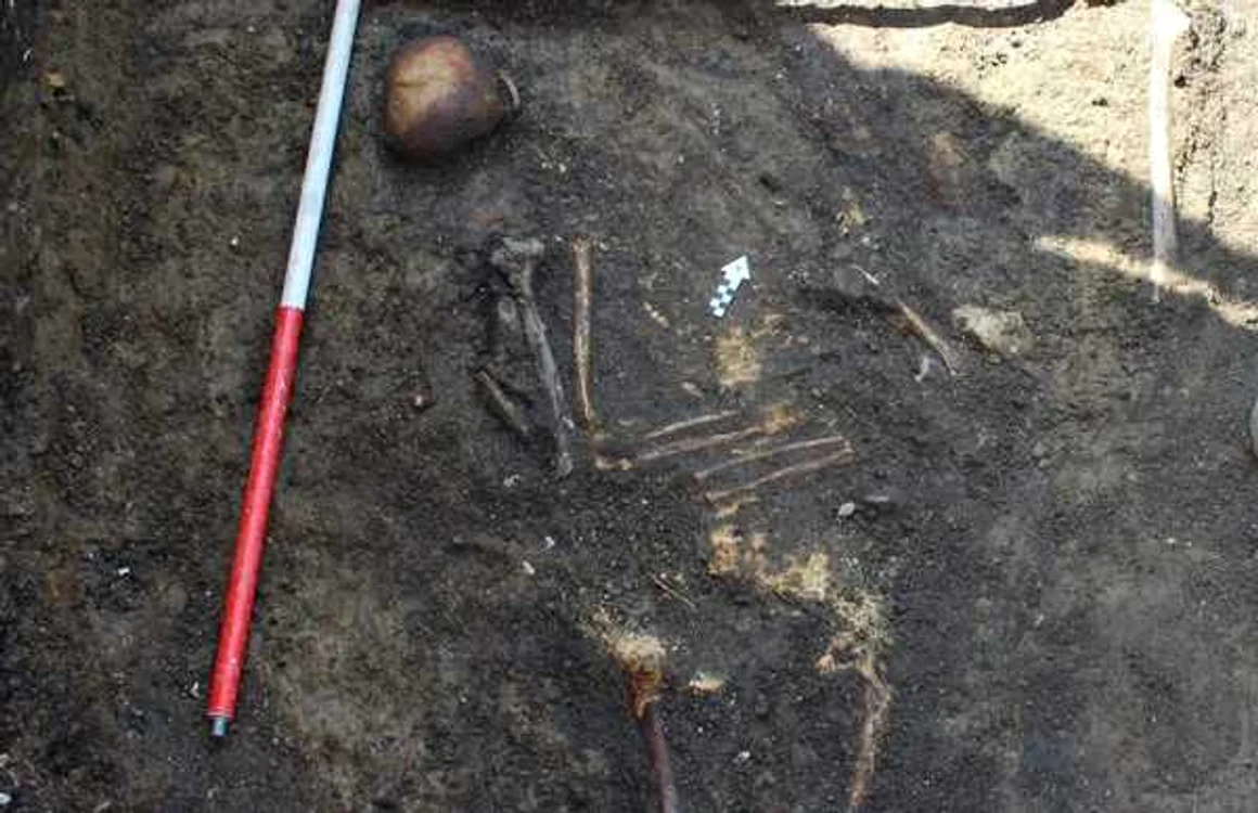 Specialiştii bistriţeni au descoperit o serie de artefacte şi un mormânt. FOTO; Bistriţeanul
