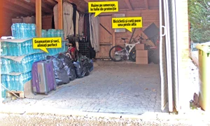 În garajul casei zac saci şi geamantane, pe care probabil Tuncay Oztürk nu a apucat să le ia după despărţire jpeg