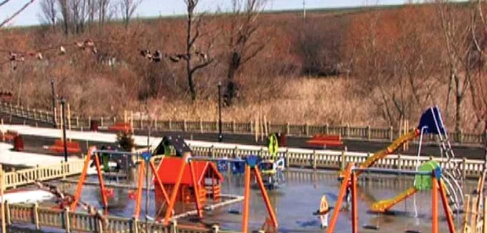 Parcul a fost amenajat la marginea Huşiului