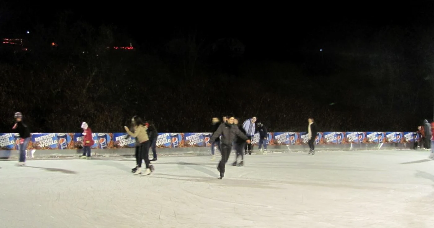 Patinoarul este deschis zilnic în intervalul orar 12,00 - 24,00
