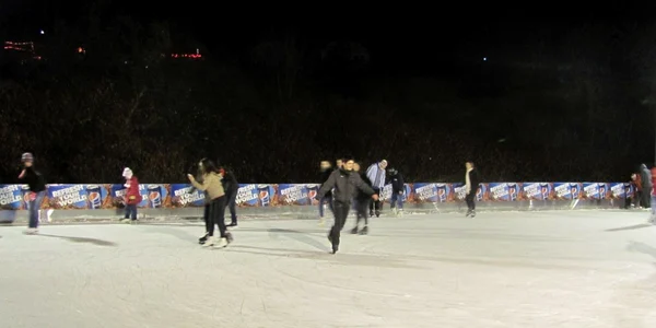 Patinoarul este deschis zilnic în intervalul orar 12,00 - 24,00