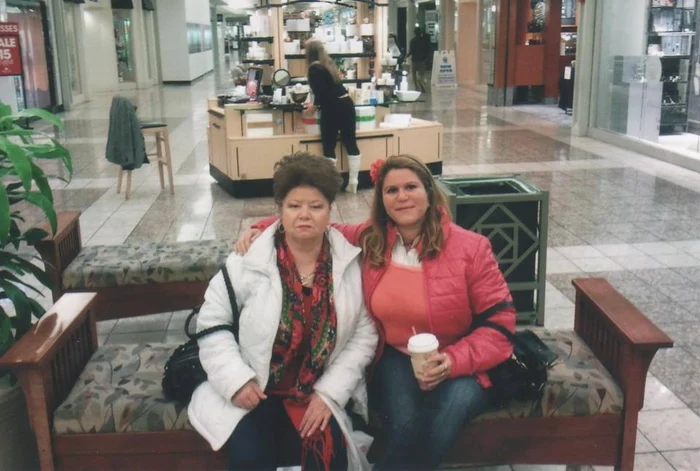 Saveta Bogdan, alături de fiica ei, într-un magazin din ierusalim