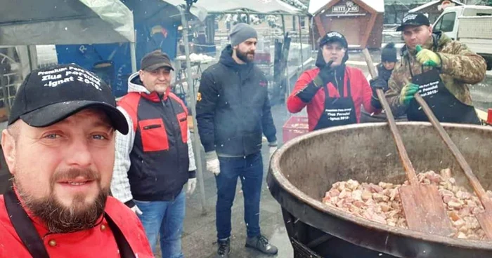 Cinci bucătari cunoscuţi au pregătit tochitura FOTO Liviu Bosnea