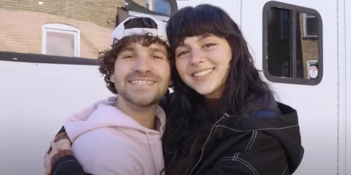 Tineri casatotriti dupa un anunt pe TikTok FOTO captura Youtube Truly png