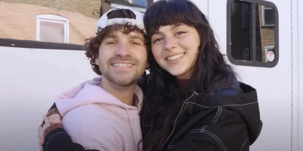 Tineri casatotriti dupa un anunt pe TikTok FOTO captura Youtube Truly png