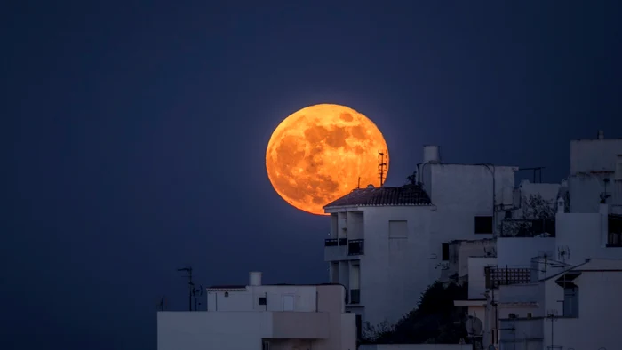 Spectacolul ceresc impresionant al Lunii Pline și al SuperLunii Foto Live Science com