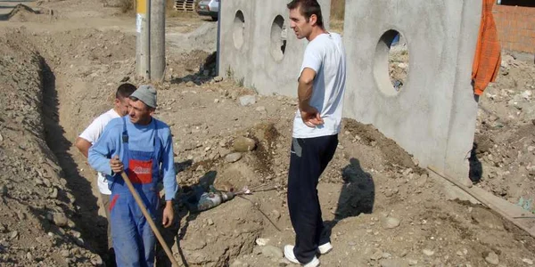 Locuitorii vilelor de pe strada Iustinian Marina nu se pot racorda la canalizarea din faţa caselor