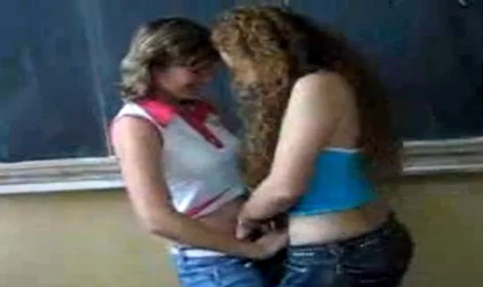 Elevele au dansat sexy, arătându-le colegilor ce ascund pe sub haine.