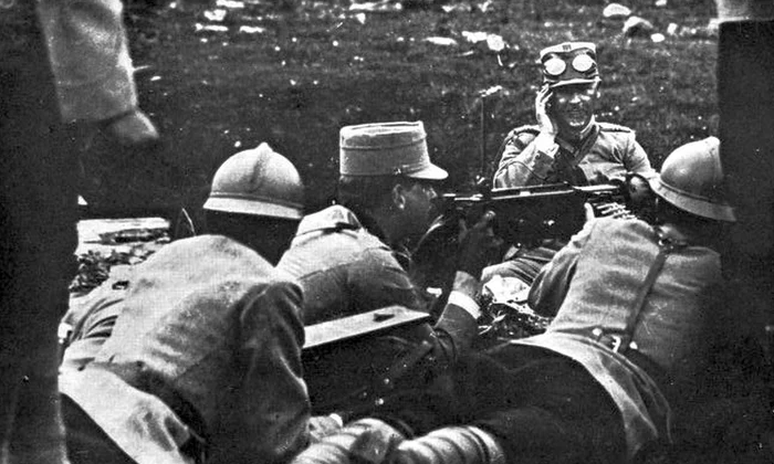 Prințul Carol testează o mitralieră în timpul Primului Război Mondial (© Gogu Negulesco, Rumania's sacrifice, New York Century Co, 1918)